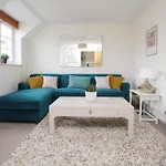 Pass The Keys Lovely Oxford 2 Bed Apartment With Free Parking And Garden