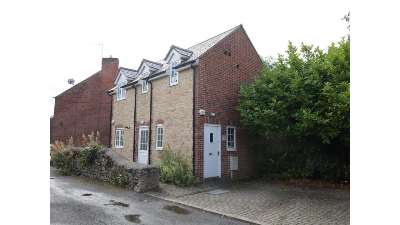 Pass The Keys Lovely 2 Bed With Free Parking And Garden