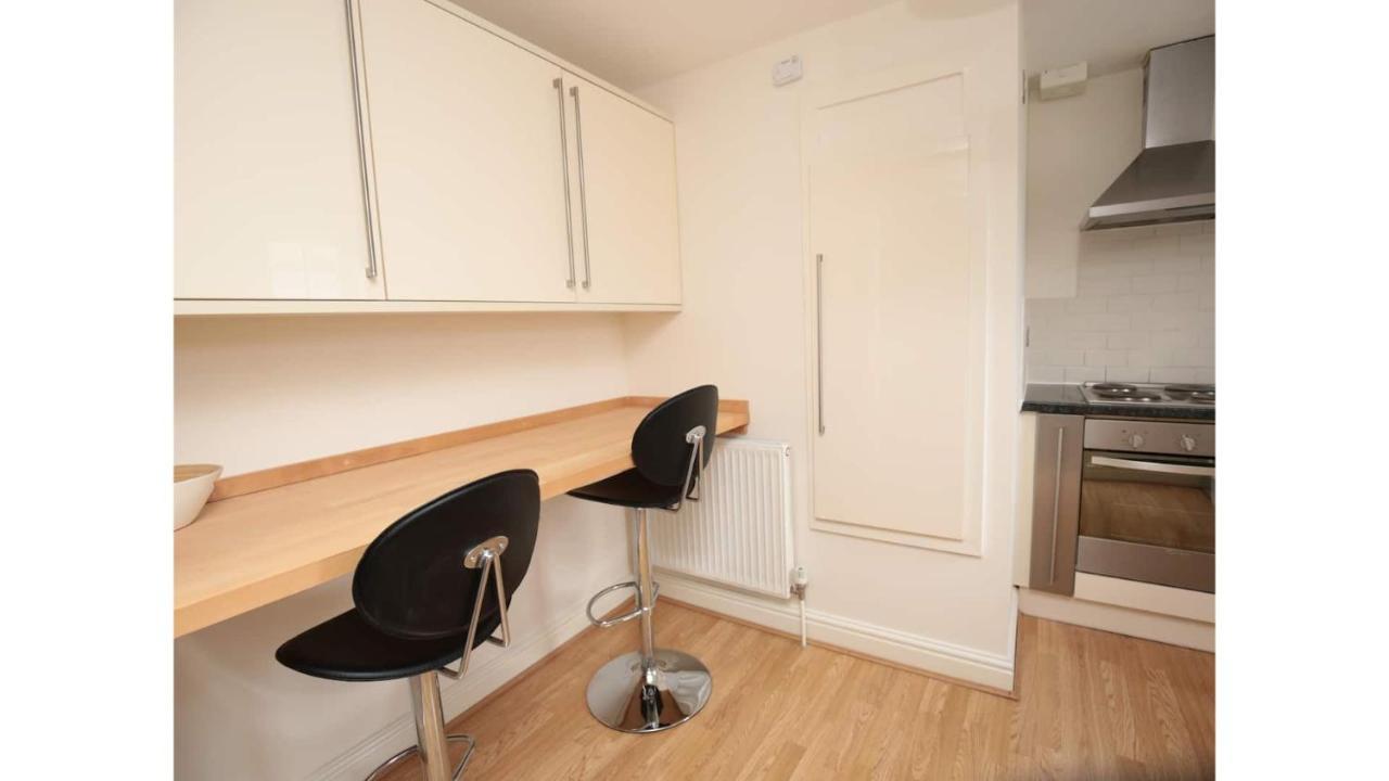 Pass The Keys Lovely 2 Bed With Free Parking And Garden *
